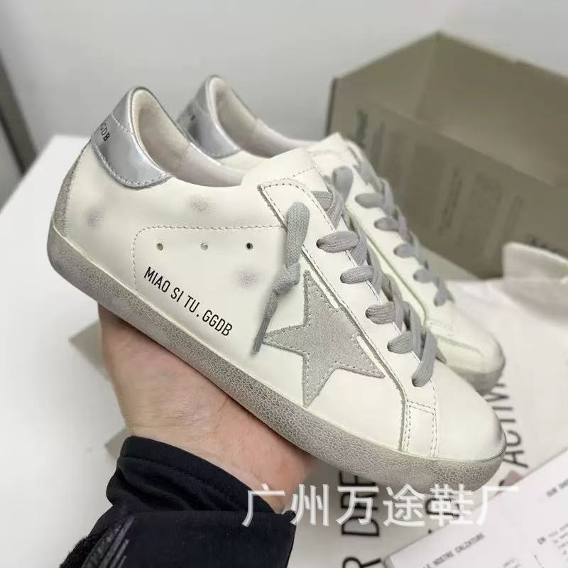 韓国スターの古い汚れた靴女性用 2025 クラシックレトロシルバーテールインナー高さカップルの汚れた白い靴トレンディ|undefined