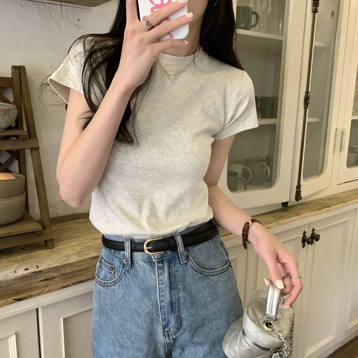 Горячая девушка с короткими рукавами в плече женская 2025 новая тонкая рубашка с нижней рубашкой