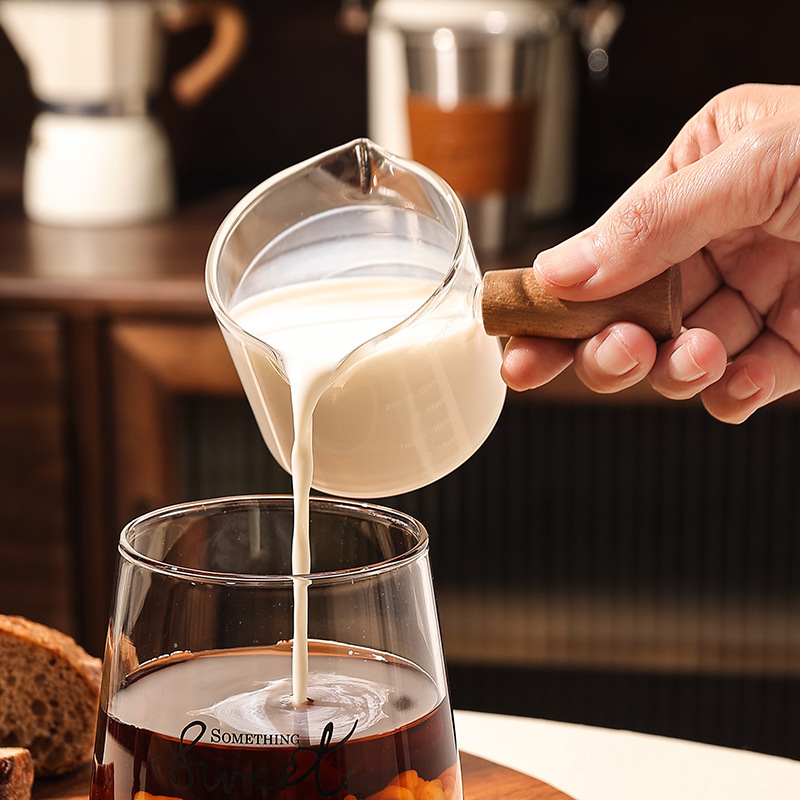 ガラスの小さいミルクの杯のイタリア式の濃縮コーヒーの杯の抽出量の杯は目盛りがついています。|undefined