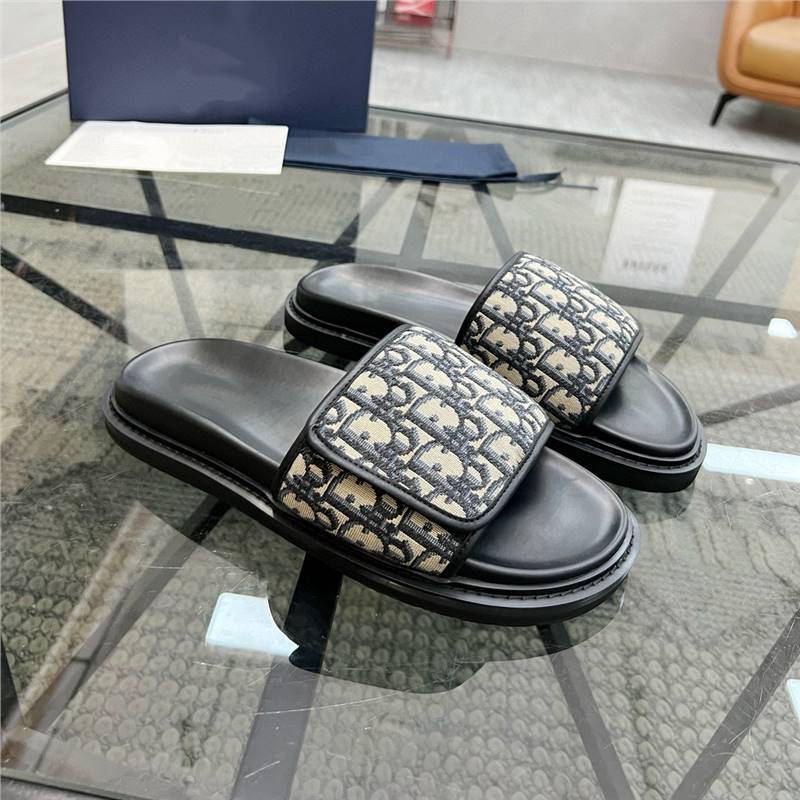 Estación europea 2025 pantuflas de verano para hombres marca de moda sandalias y pantuflas de moda para hombres sandalias de gama alta para hombres