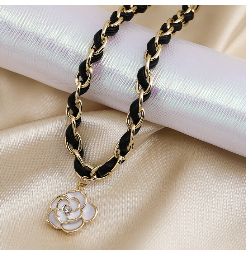 Nuova collana corta in acciaio al titanio avvolta in corda di pelle di camelia bianca dal design di nicchia leggero e lussuoso_voghion.com