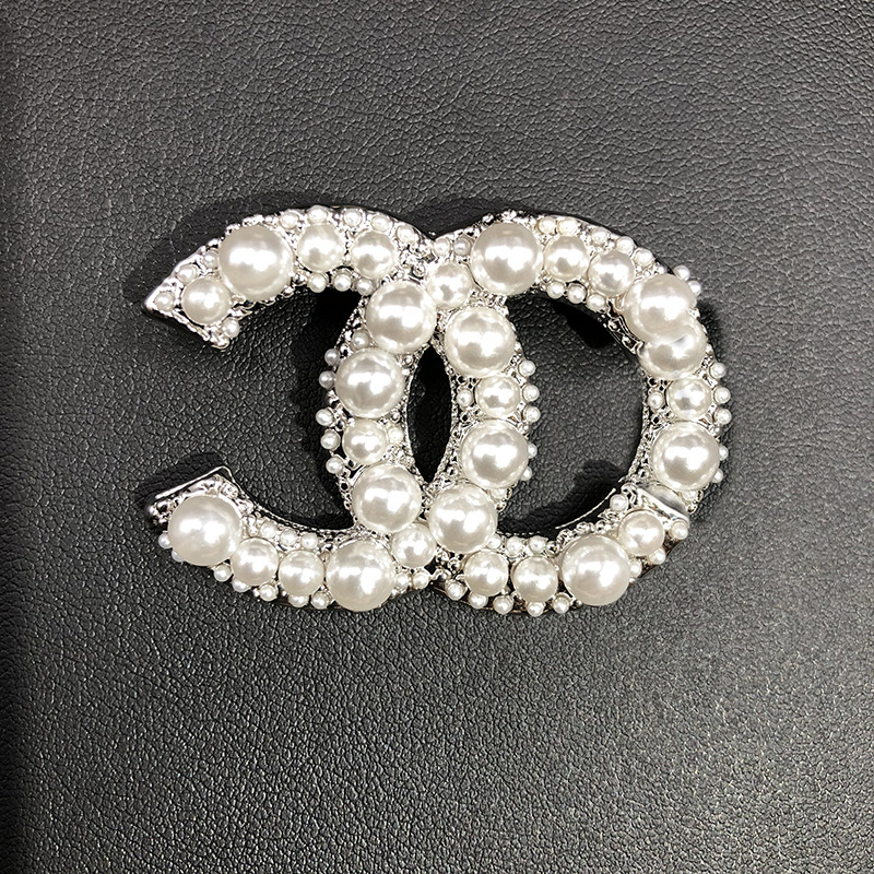 Full Diamond Multifunctional Brooch Accessory for Women, Double C Letter Brooch, Chanel-Style Rhinestone-Embellished Elegant Clothing Accessory to Prevent Exposure