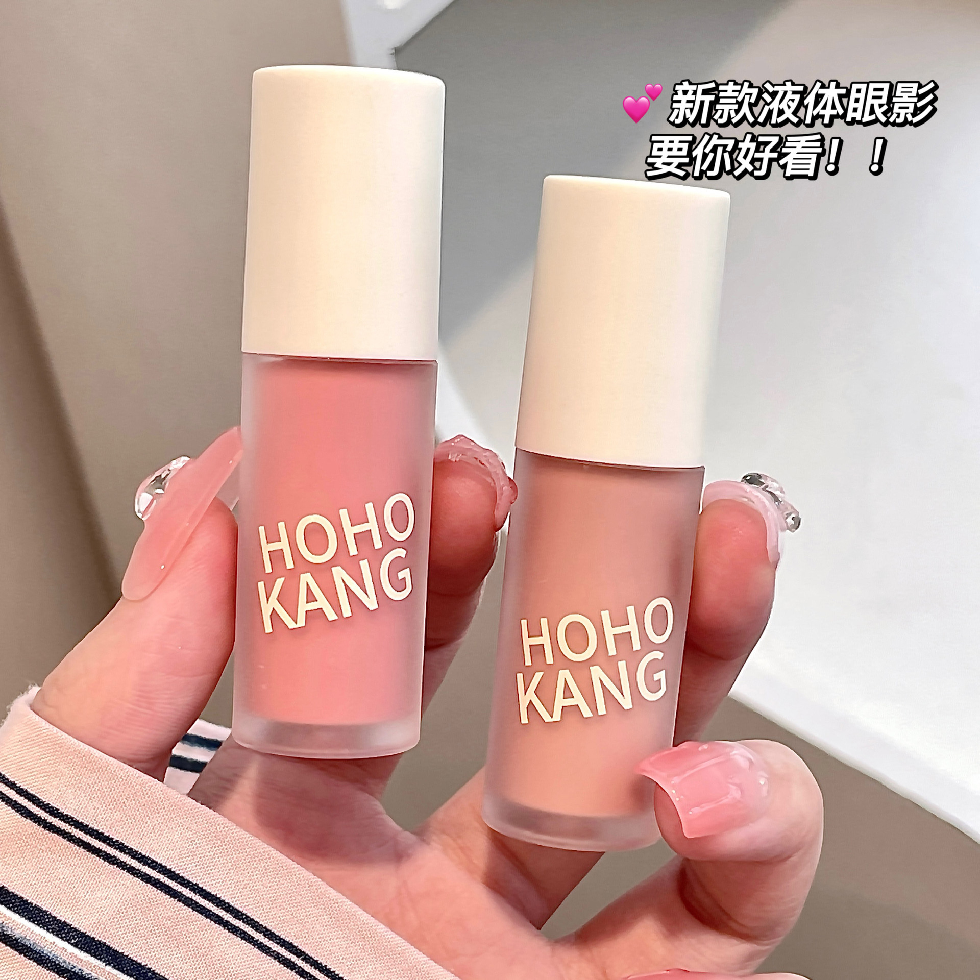 HOHOKANG's matte eyeshadow liquid with a misty texture and a fine pearlescent sheen makes a makeup look with just one application. It's an affordable liquid eyeshadow for hair replacement Application Scenario
