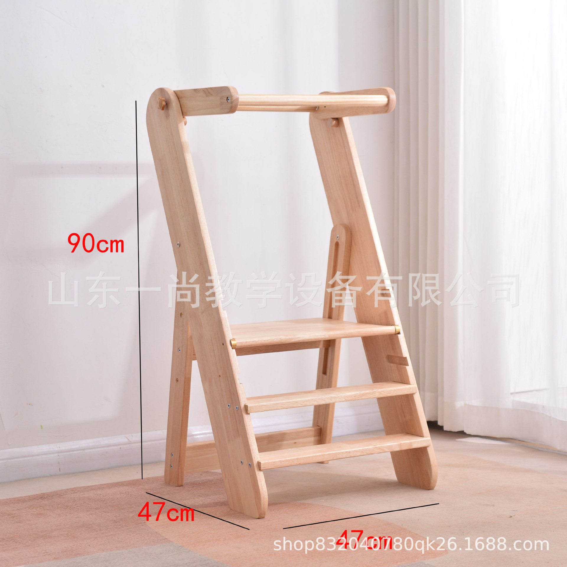 子供の手を洗う腰掛けの赤ちゃんの足は腰掛けを踏みます。