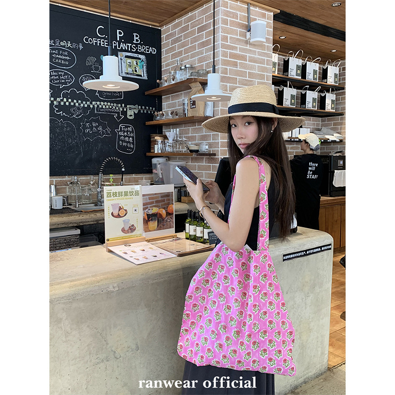 Ranwear's Private Collection for the Summer! Ran Keeps a Personalized, Hand-Dyed Floral Shoulder Bag for Herself, a Versatile Item That Everyone Should Have