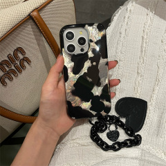 冷たい雰囲気の黒い墨模様のiPhone15promax、Apple16、14、13、17用スマホケース、ハート、チェーン付き