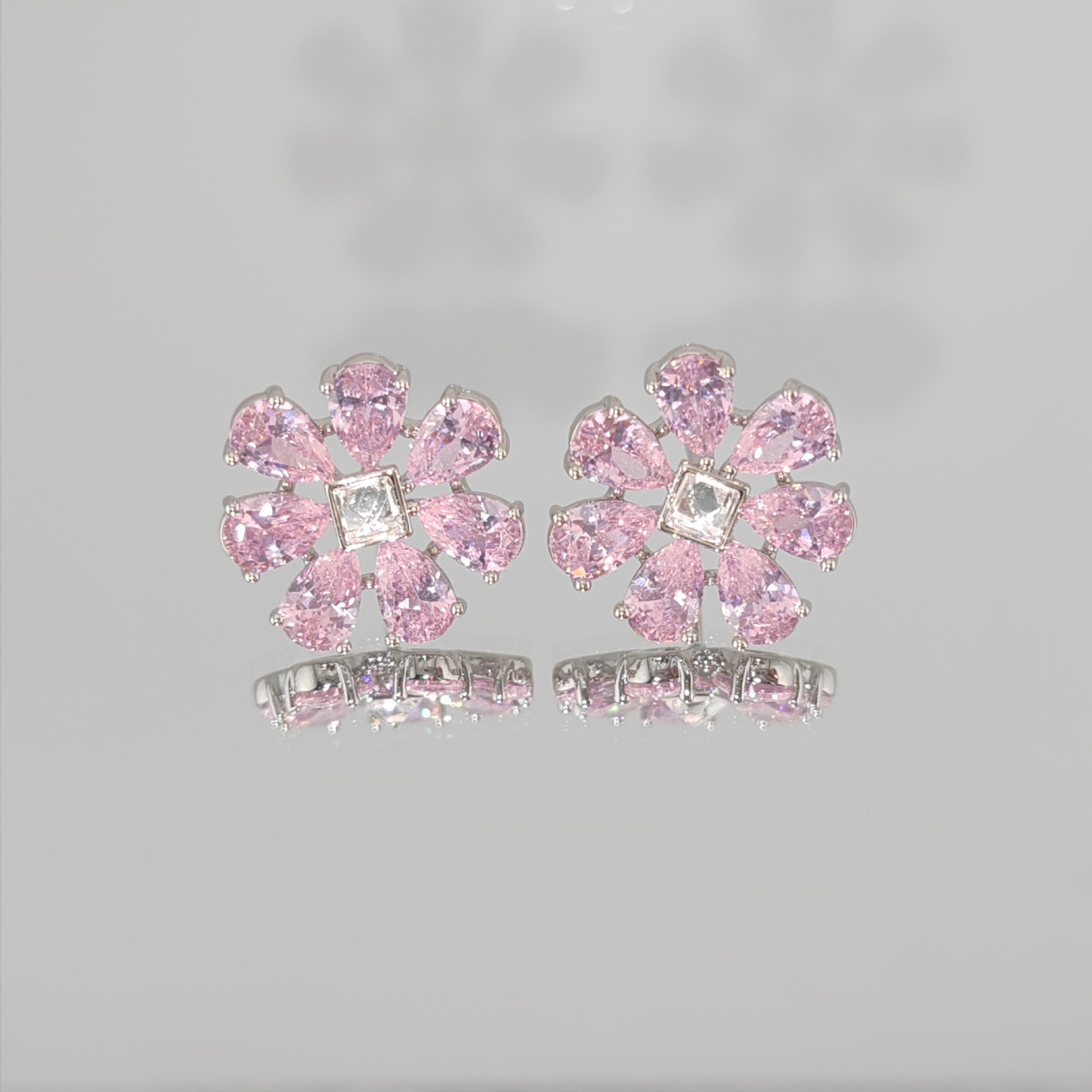 Pendientes de Aleación de Cobre con Baño Electrolítico Blanco de Xuping Jewelry, Diseño Versátil de Lujo Ligero, Venta al por Mayor