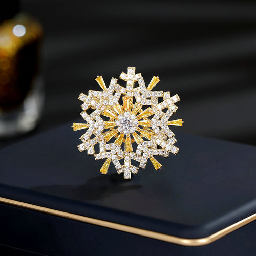 Korean coat pins, silk scarves and shawl buttons, trendy cardigans to prevent exposure, autumn and winter clothing, and rotatable snowflake brooches