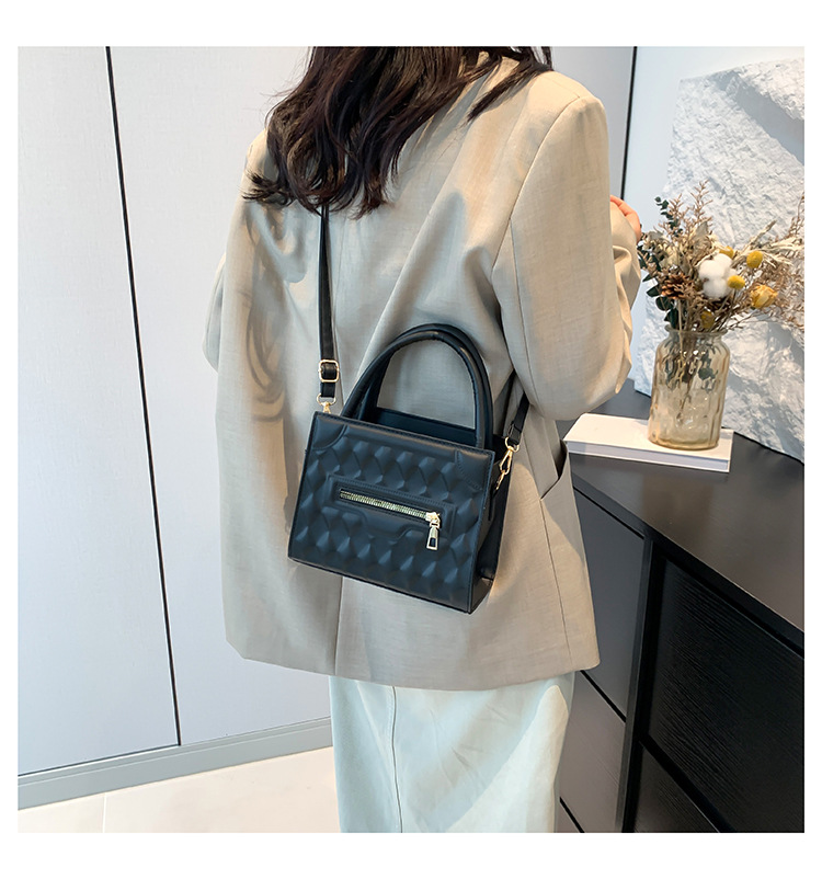 Simplified diamond grid embossed women's handbag 2024 new solid color Korean version stylish single shoulder crossbody_voghion.com