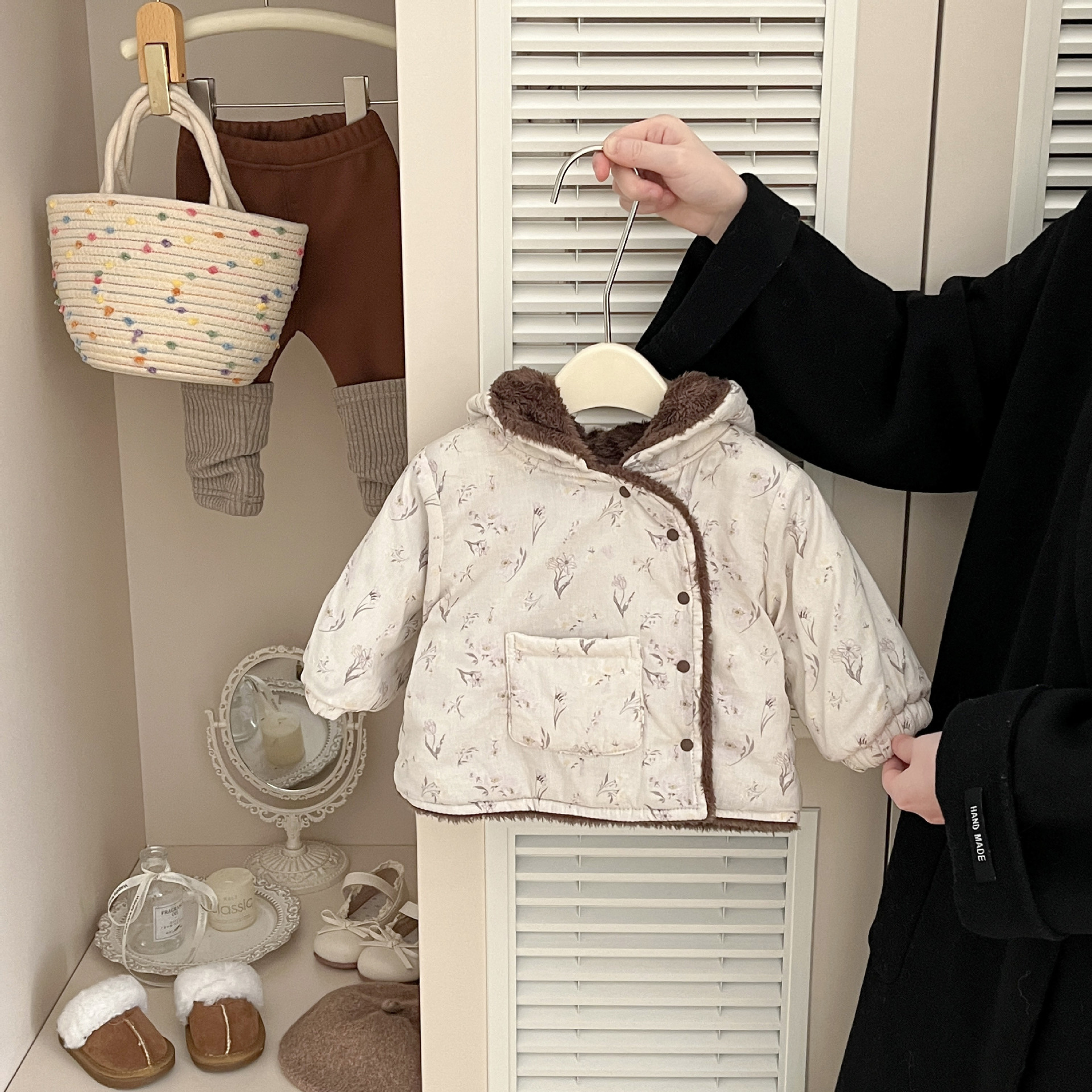 Invierno de bebés femeninos abrigo de algodón 2025 nuevo estilo para niños sombrero de aire extranjero y ropa de algodón de lana chaqueta de algodón caliente para bebés