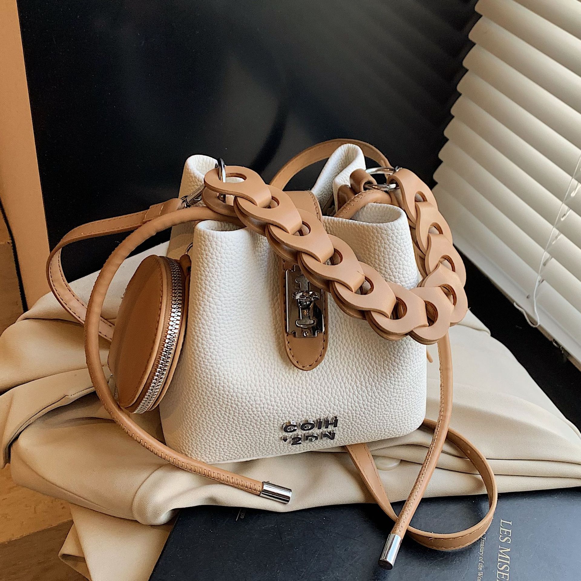 Bolso de mano de color de contraste retro 2025 nuevo bolso de hombro simple de moda de nicho casual bolso de mensajero de viaje de todo fósforo