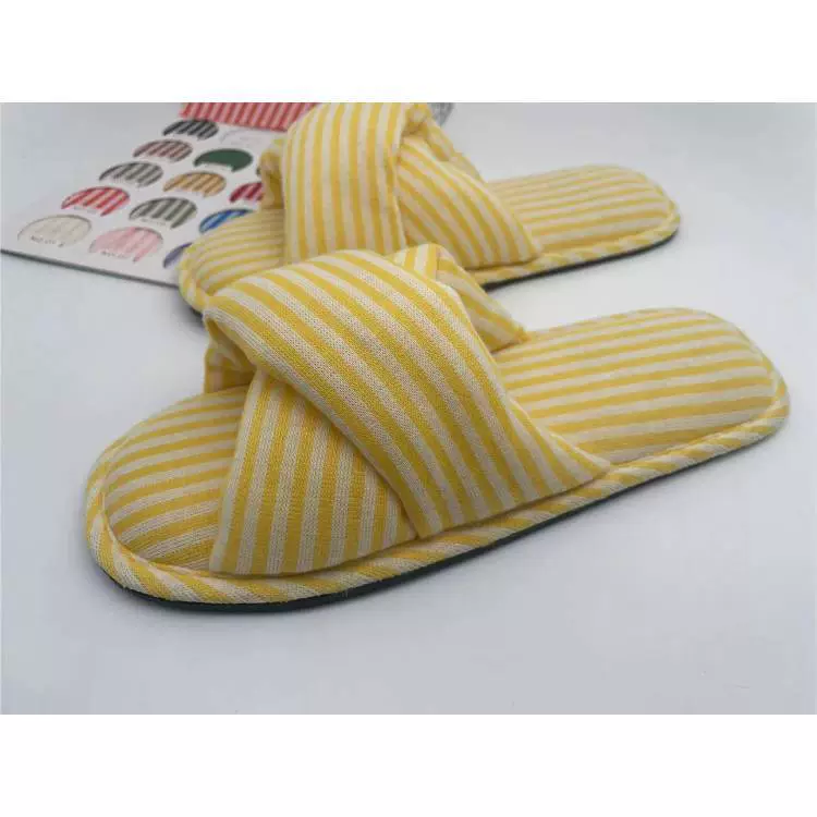 Домашние тапочки в поперечной полоске