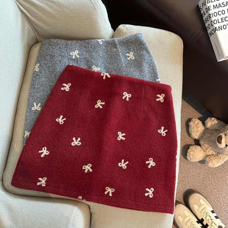 复古红色蝴蝶结刺绣毛呢半身裙女秋冬新款巨好看高腰A字裙包臀裙