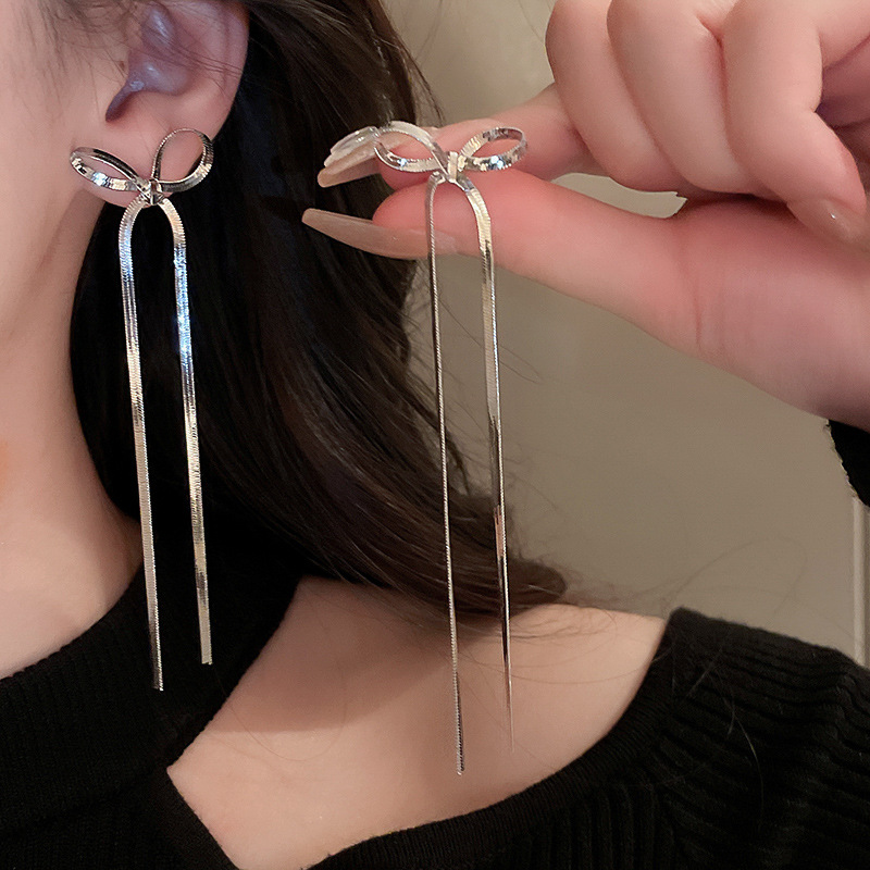 Elegant earrings with bow with tassels