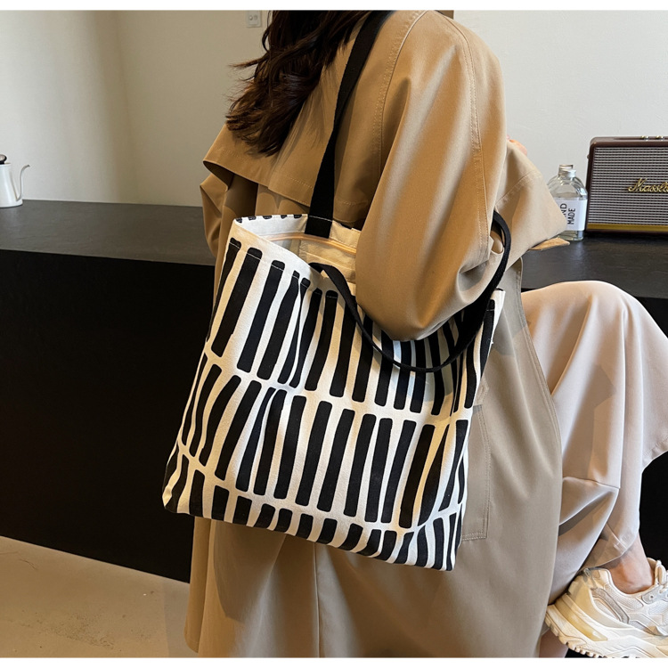 Femmes Grande Toile Bloc De Couleur Vêtement De Rue Carré Ouvert Sac D'Épaule display picture 2