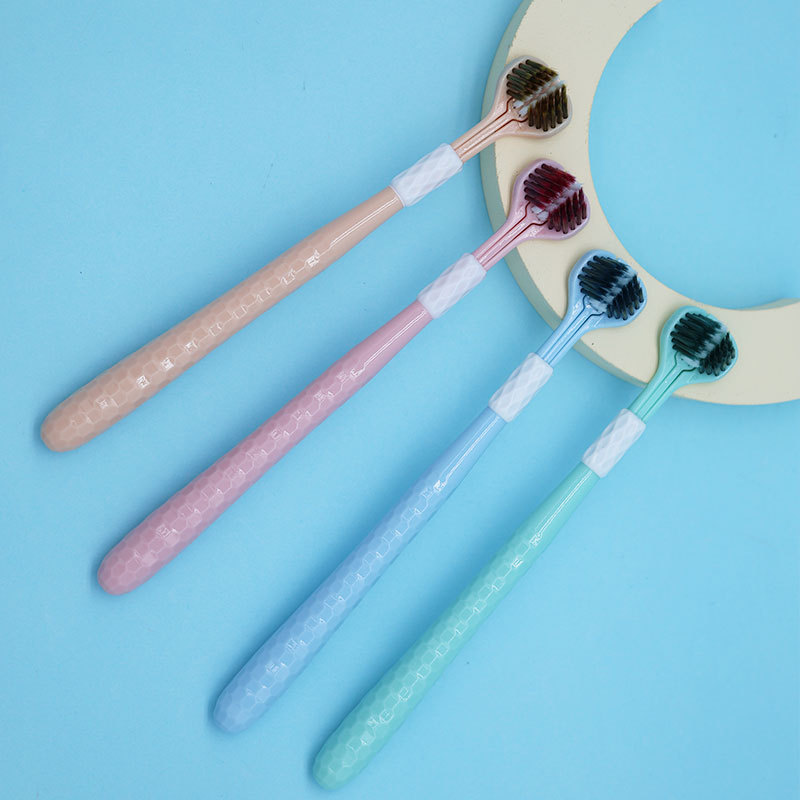 Cepillo de dientes de tres caras para adultos de pelo suave para adultos para parejas de hombres y mujeres tridimensionales sin esquina muerta tipo de envoltura de raspador de lengua de tres extremos