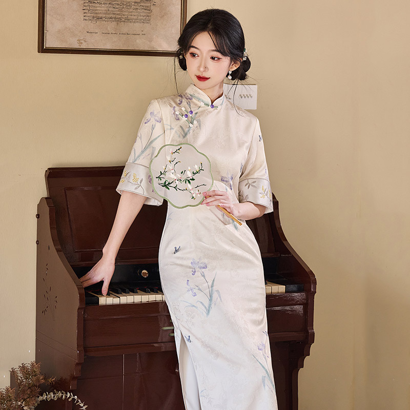 2025 new style young women's retro slim-fit mid-sleeve spring/summer Chinese-style long modified cheongsam with a sophisticated and elegant feel