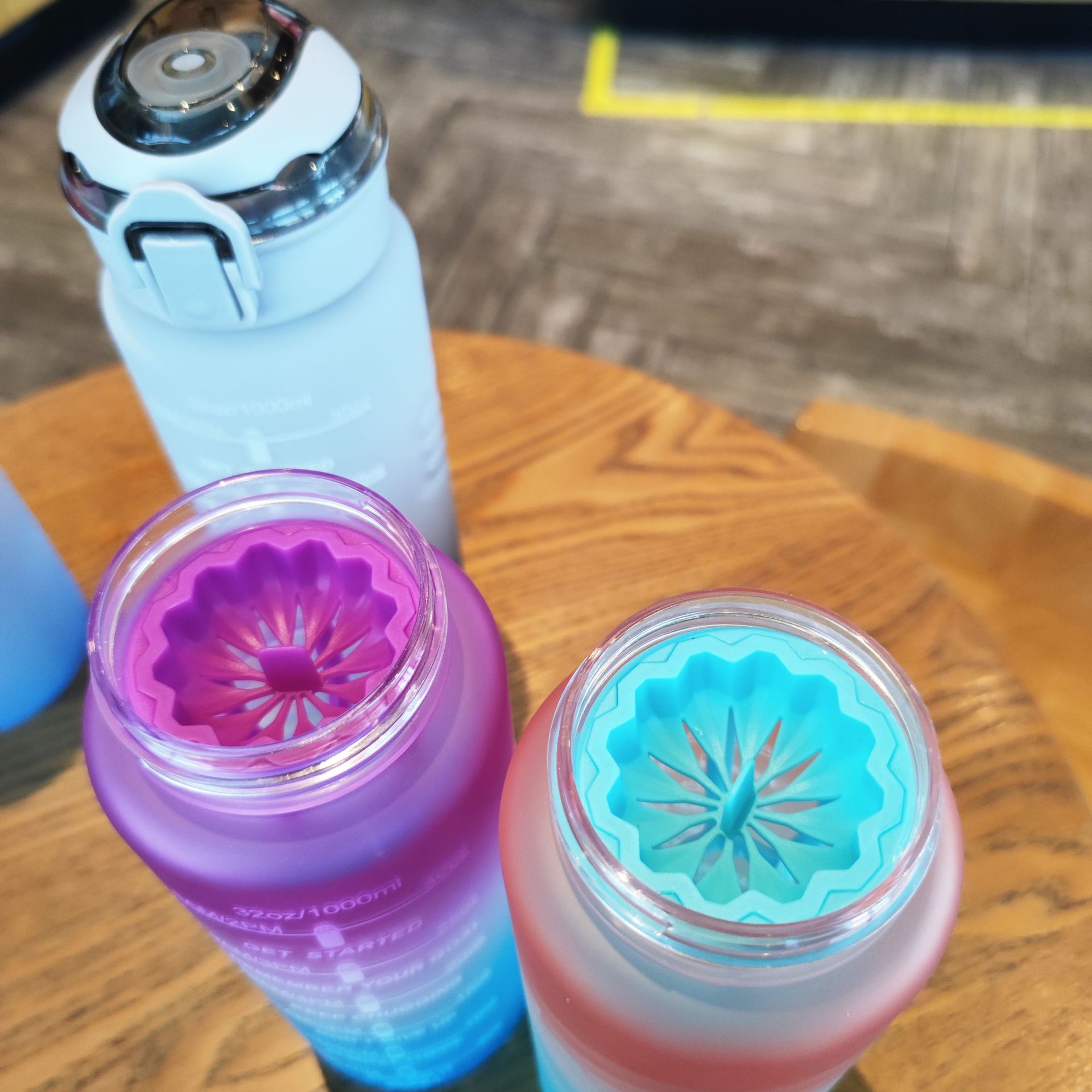 Botella de agua de color degradado cubierta de rebote de alto aspecto esmerilado taza de agua de gran capacidad hervidor deportivo de agua potable directa con compartimiento de té