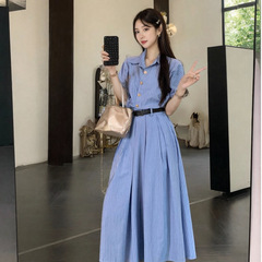 文芸気質のストライプのワンピースの女性の夏の新型のゆったりとした腰を収めてやせているスカートの高級感の青いシャツのロングスカートを現します。