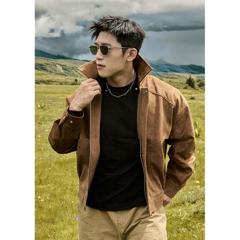 American retro-style short jacket with a stand-up collar, a high-end workwear design, in a stylish, masculine, and casual shade of Maillard brown American retro-style short jacket with a stand-up collar, a high-end workwear design, in a stylish, masculine, and casual shade of Maillard brown