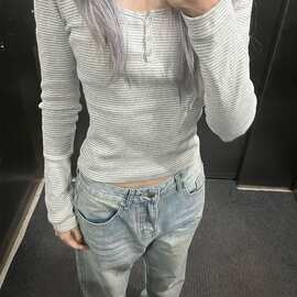 美式复古灰色条纹纽扣U领长袖T恤女春秋修身打底衫甜辣bm短款上衣