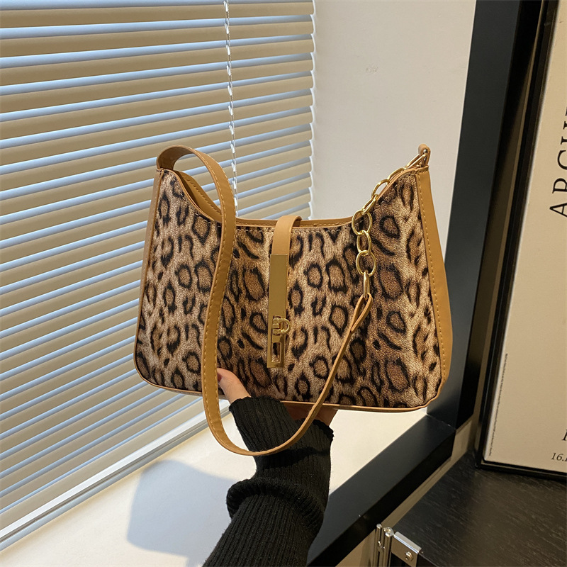 2024 otoño y invierno nuevo bolso de mujer nicho de diseño de bolsos de moda extranjero bolsos de brazo de moda bolso de hombro de bloqueo