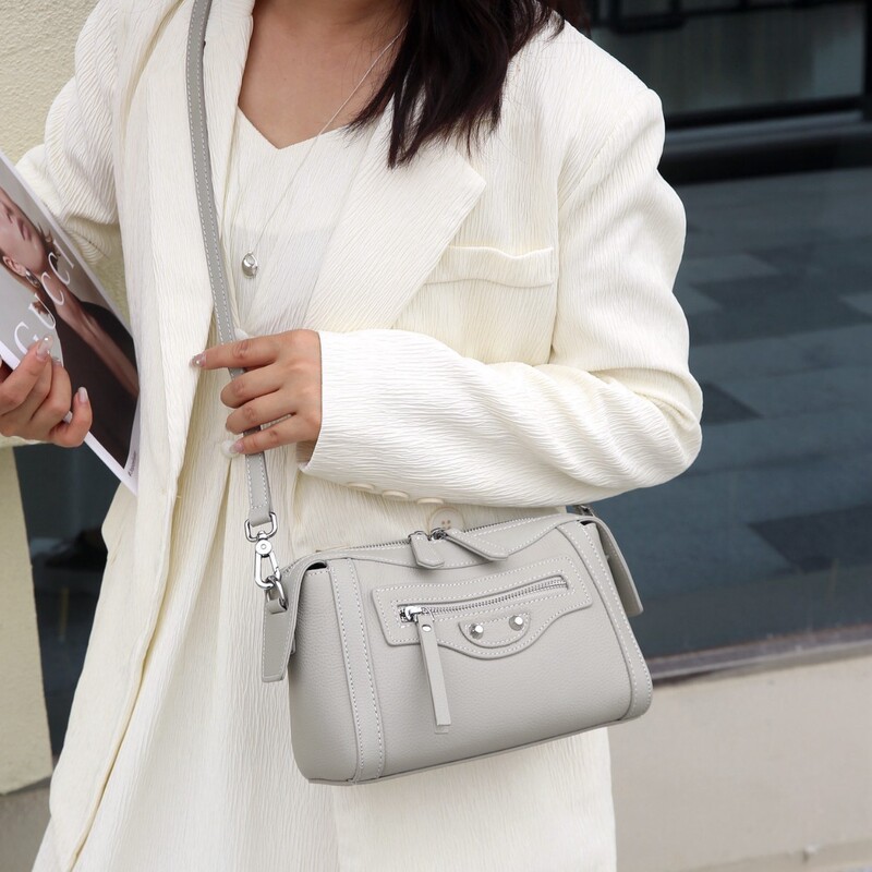 Minimalist Women's Crossbody Bag, Small Bag, 2025 New Model, Niche First-Layer Cowhide Shoulder Bag, Convenient Double Zipper Biker Bag Minimalist Women's Crossbody Bag, Small Bag, 2025 New Model, Niche First-Layer Cowhide Shoulder Bag, Convenient Double Zipper Biker Bag