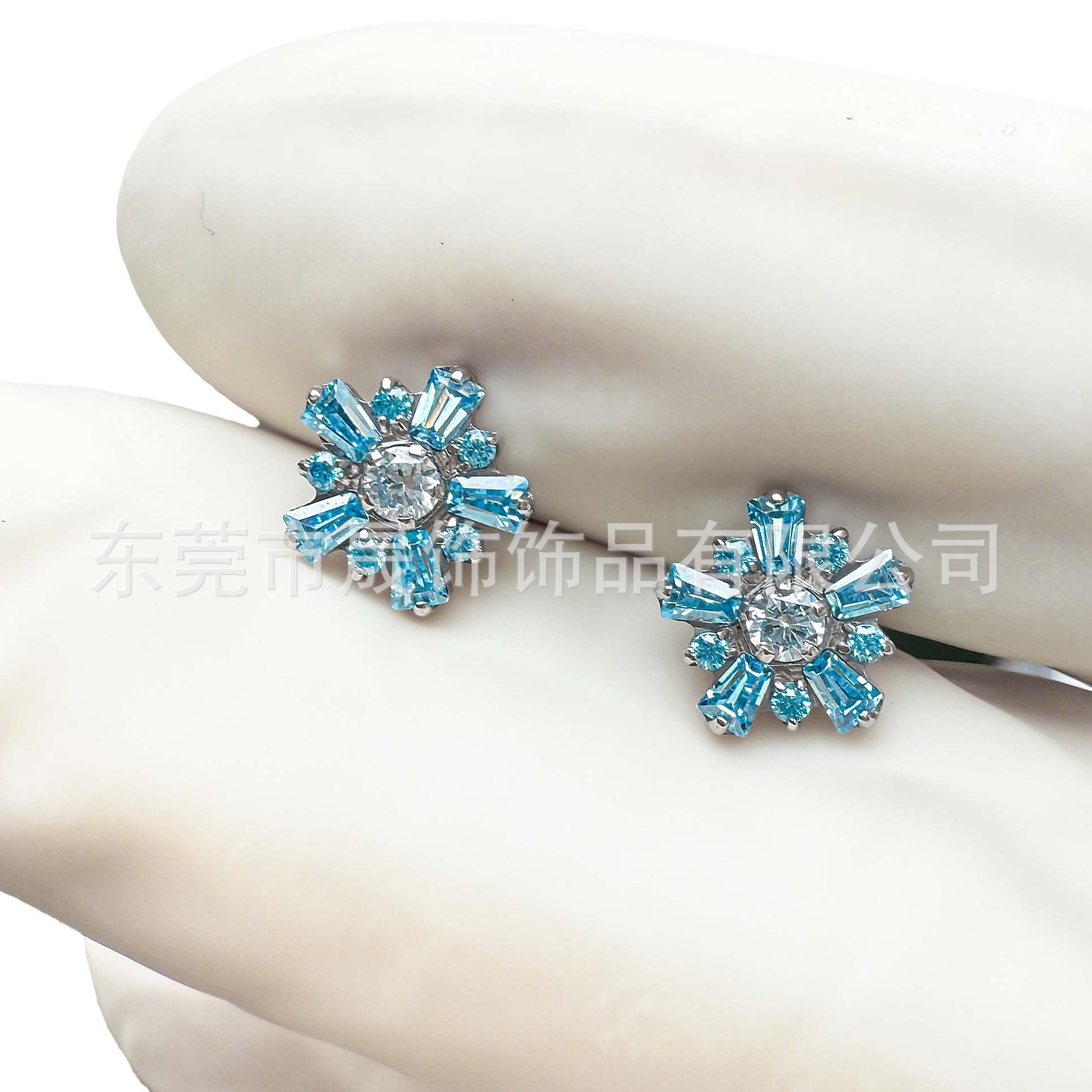 F136 Titanium Ear Stud 渐变雪 Flower 包 Studded Cubic Zirconia Helix Cartilage Stud G23 Implant Grade Titanium Internal Thread Labret Stud Piercing Jewelry