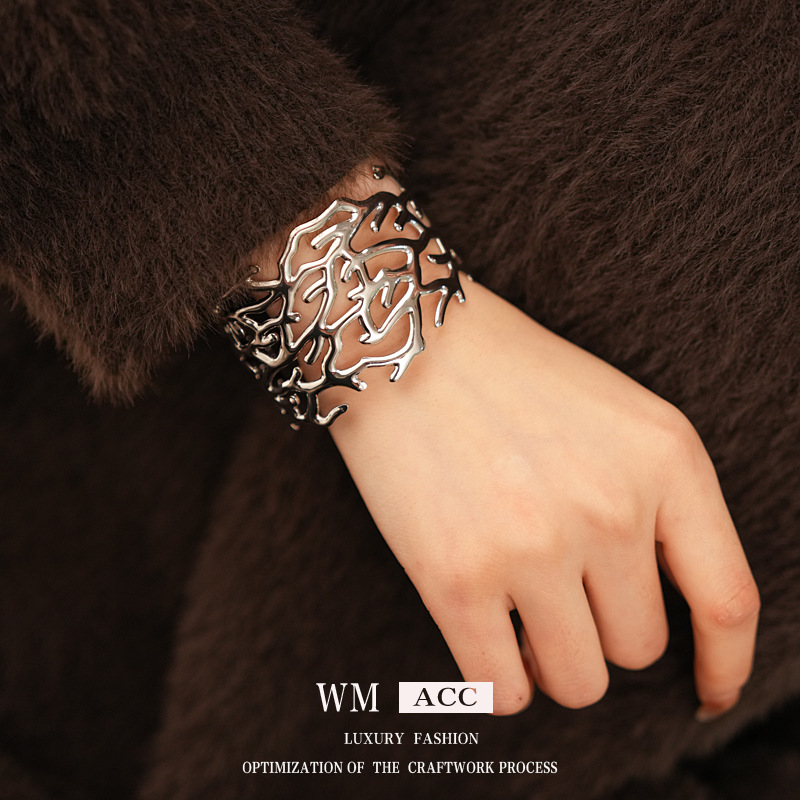 Frío metal transfronterizo aire hueco pulsera abierta Europa y América lujo ligero alto sentido exagerado pulsera de moda joyas de tendencia