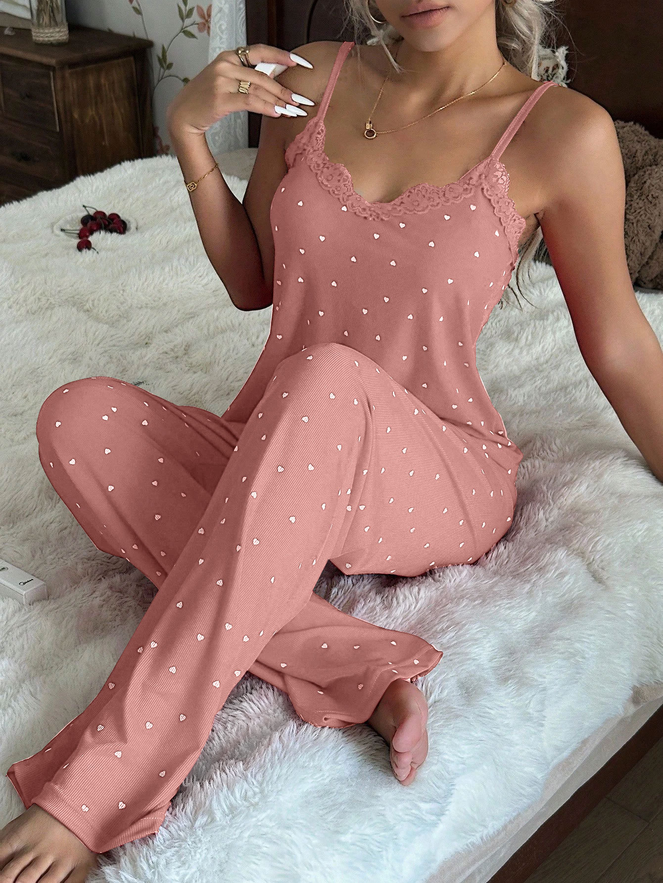 Completo pigiama da donna con canotta e inserti in pizzo a pois_voghion.com