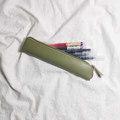 ソリッドカラーの鉛筆ケース、新鮮なレザーPVCミニペンケース、高校生向けのクリエイティブでシンプルで便利な鉛筆