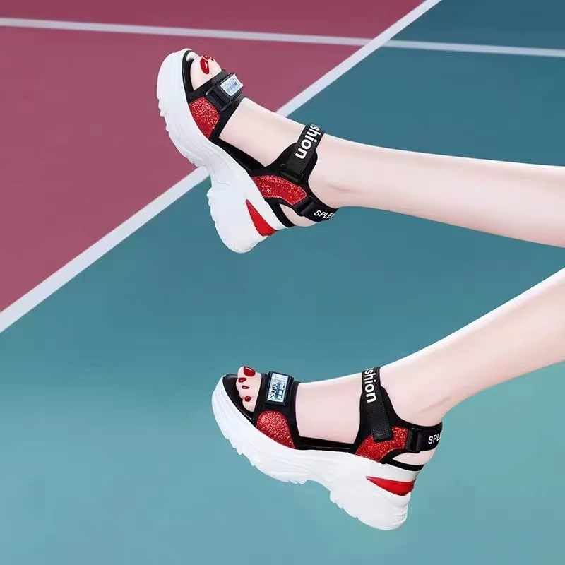 2026 nuevos zapatos de tacones de pendiente de verano aumentan la altura de la parte inferior de la moda de sandallas de playa antideslizantes