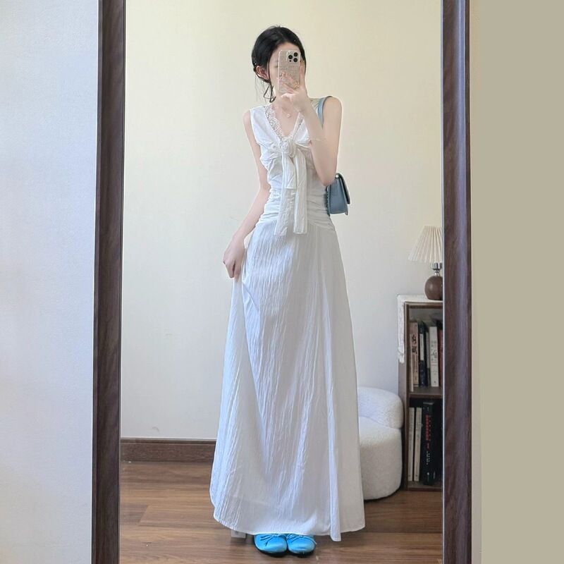 Summer French-Style Pure Desire V-Neck White Sleeveless Dress for Women, Designed to Be Slim-Fitting and Elegant, A-Line Mid-Length Dress