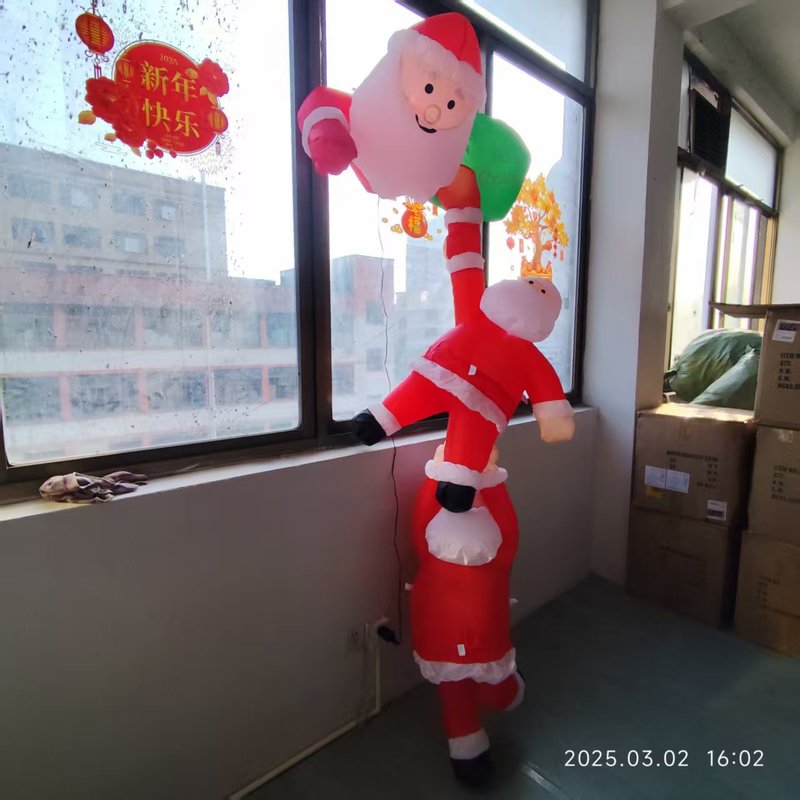 国境を越えて2メートル3人のサンタクロースが壁に登ってクリスマスの屋外の飾りを入れる|undefined