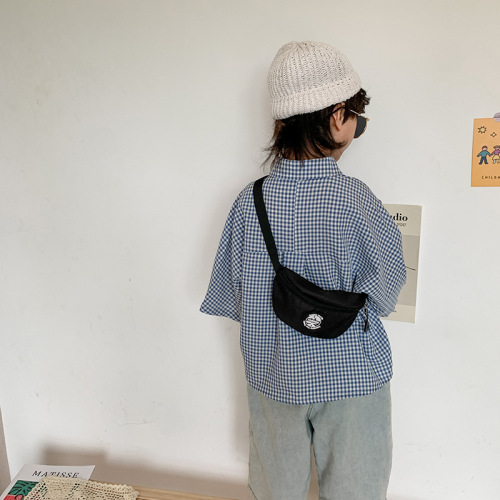 Trendy and cool boys' cross-body small chest bag, fashionable baby printed coin purse, children's clothing catwalk wear, accessories bag, small waist bag