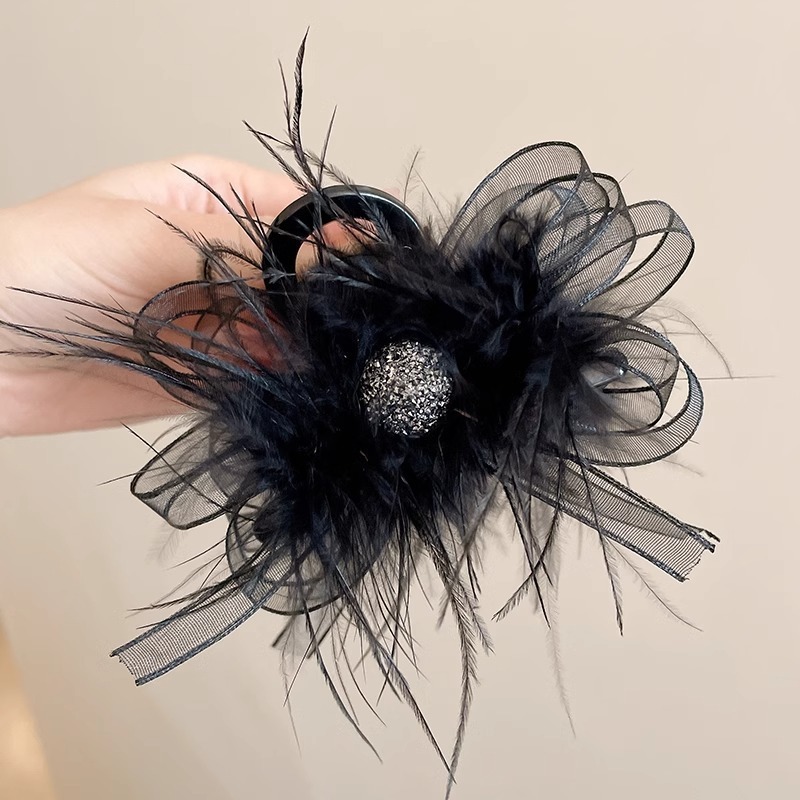 夏の新しいハイエンドオーストリッチぬいぐるみヘアクリップ女性のための大型サメクリップ黒羽グリッパー頭飾りクリップ|undefined