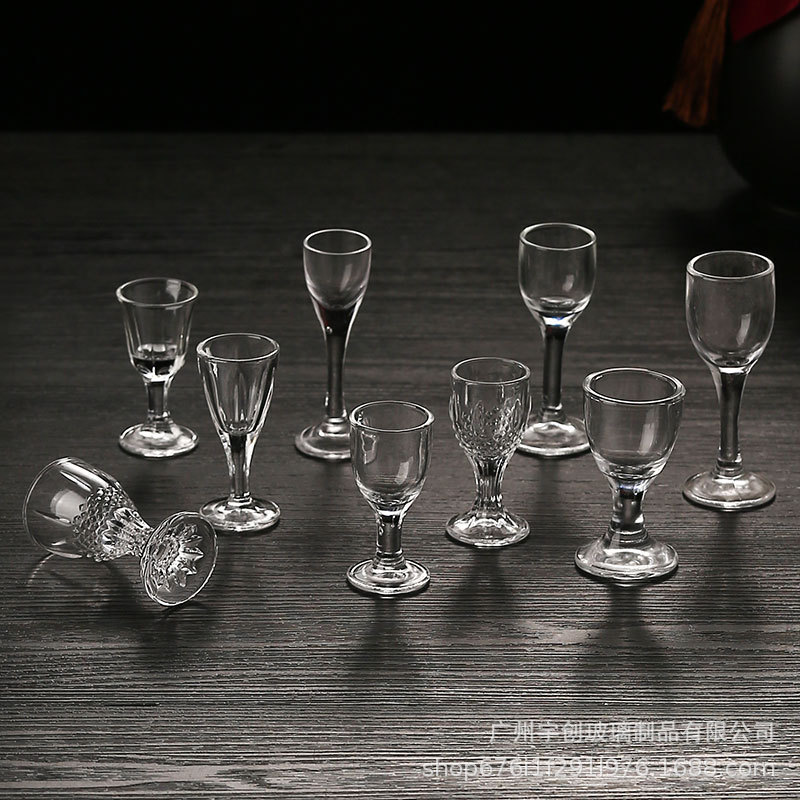 Taza de licor conjunto de licor divididor de vidrio creativo al por mayor grueso taza de licor pequeña copa imperial antigua taza de tres patas