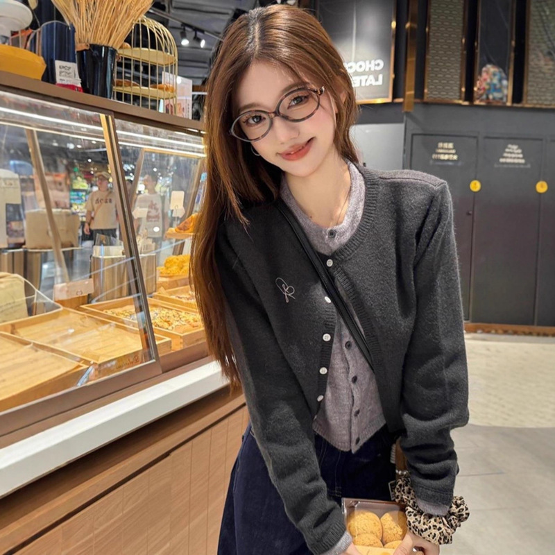 Affordable # Gray Fake Two-Piece Knitted Sweater Jacket for Women Gray High-End Contrasting Color Cardigan Top Sheep Velvet # Affordable # Gray Fake Two-Piece Knitted Sweater Jacket for Women Gray High-End Contrasting Color Cardigan Top Sheep Velvet #