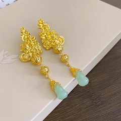 楊冪同モデルの金色のレリーフ祥雲新中国式国風イヤリングは豪華で高級感があります。