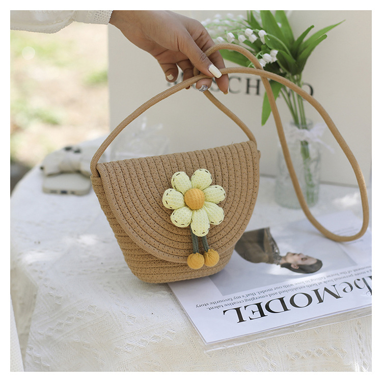 2022 Summer Fashion Stitching Flowers Crossbody Shoulder Small Woven Bag display picture 4