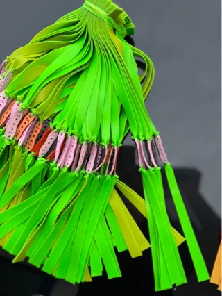 Оптовая продажа производителя 1.0 двойная вулканизация зеленый желто-красный желтый плоский ребра большой растяжение двухцветный утолщение рогатки широкий кожаный аксессуар