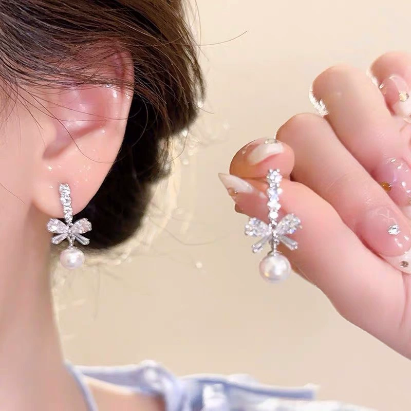 Серебряная игла из жемчуга, zirconium с бантом, небольшие дизайнерские длинные серьги, образец 925 серебра, тренд сезона, стиль легкой роскоши, французский стиль