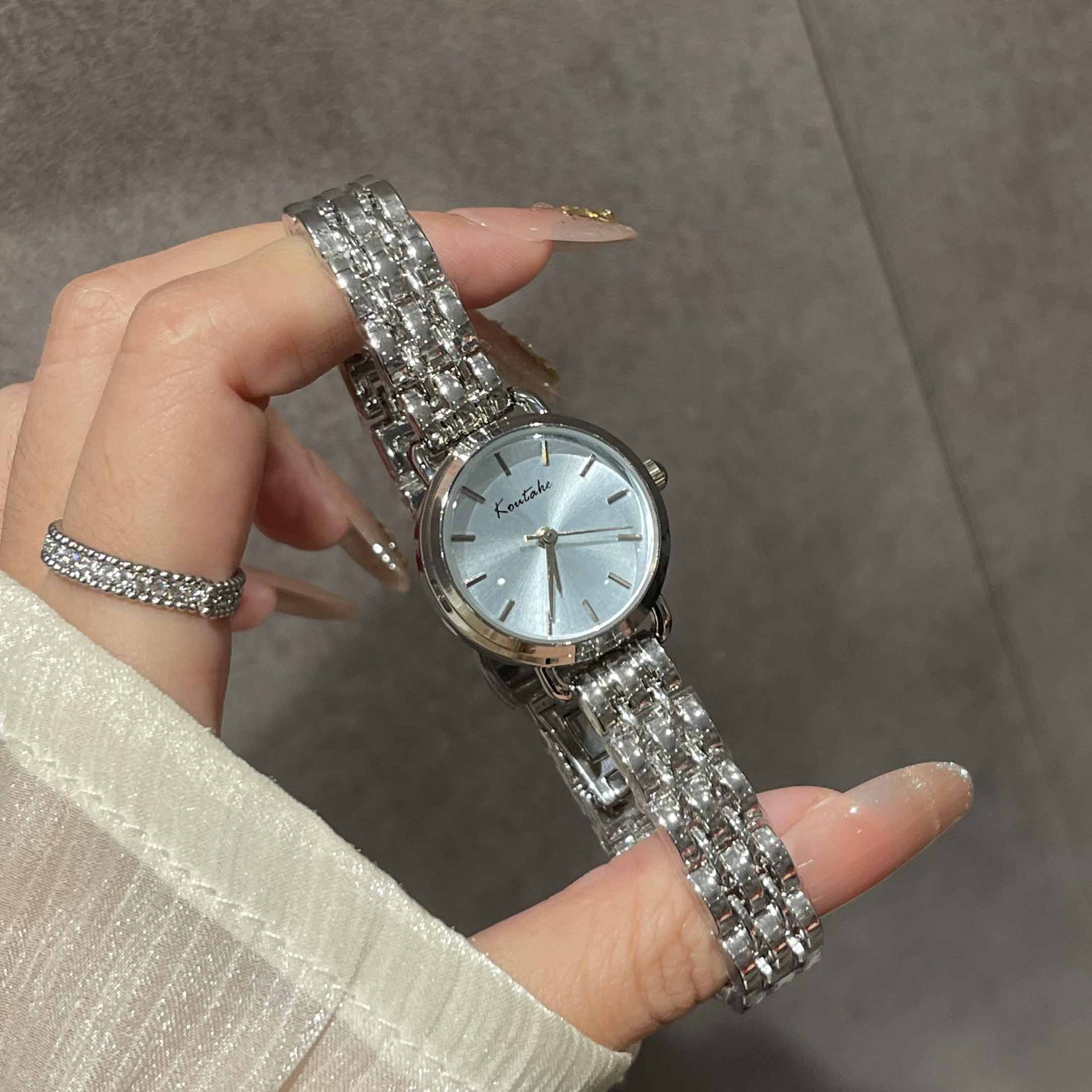 2026 popular exquisite minimalist women's watch, elegant steel band quartz watch, niche high-end style, available for direct shipping