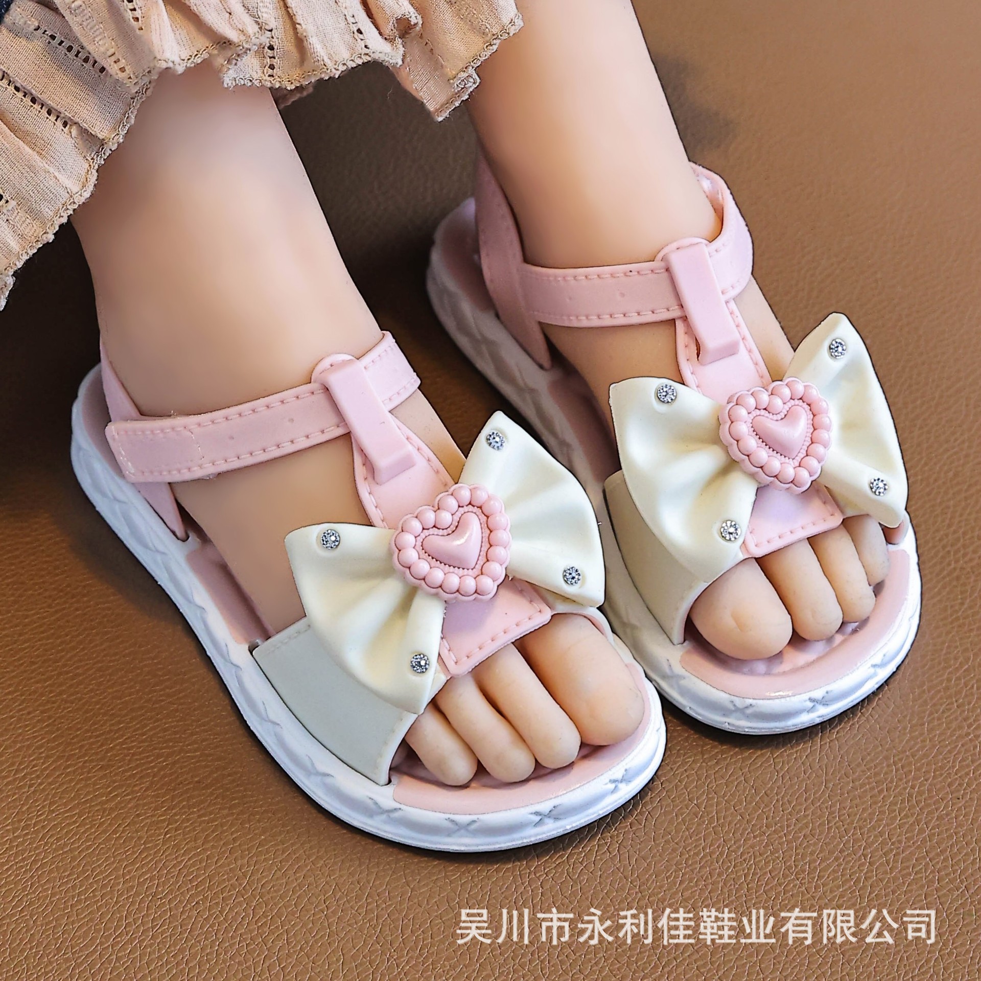 Sandalias de chicas pequeñas y medianas fábricas de niños grandes proveedores directos de exportación de comercio exterior PDD verano nuevas sandalias de princesa de chicas