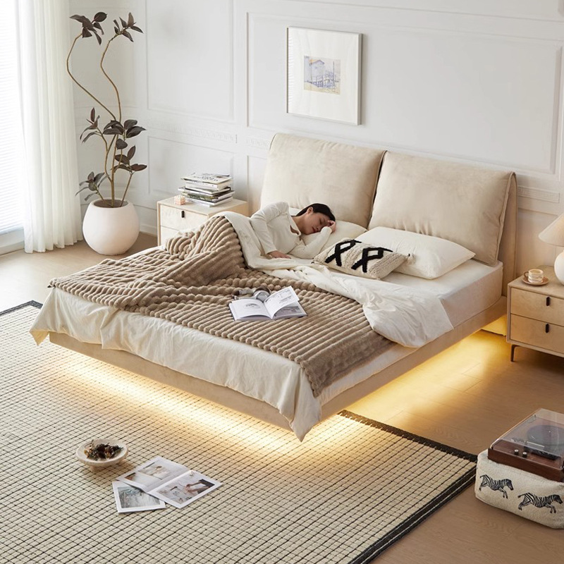 Cama de tela flotante con orejas de elefante de viento de crema moderna y simple, cama doble de pies altos con lados de 1.8 m, cama principal de matrimonio.