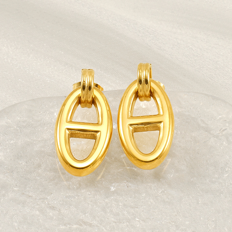 Pendientes de acero inoxidable de nariz de cerdo simple de moda europea y americana transfronteriza Pendientes japoneses huecos de estilo INS femenino Pendientes chapados de 18K