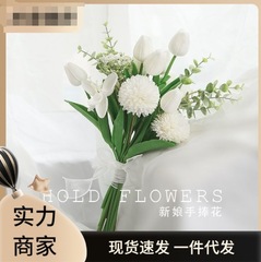 手の花のシミュレーション森系のユガリーの花嫁の結婚式の手は偽の花の家のデスクトップの道具を持って生け花を飾ります。
