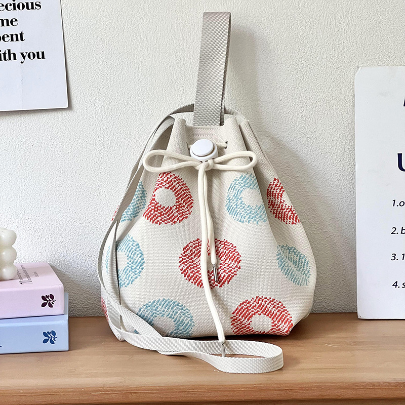 2025 nuevo diseño japonés y coreano simple bolso de hombro de punto de moda femenina versátil bolso portátil de viaje de verano