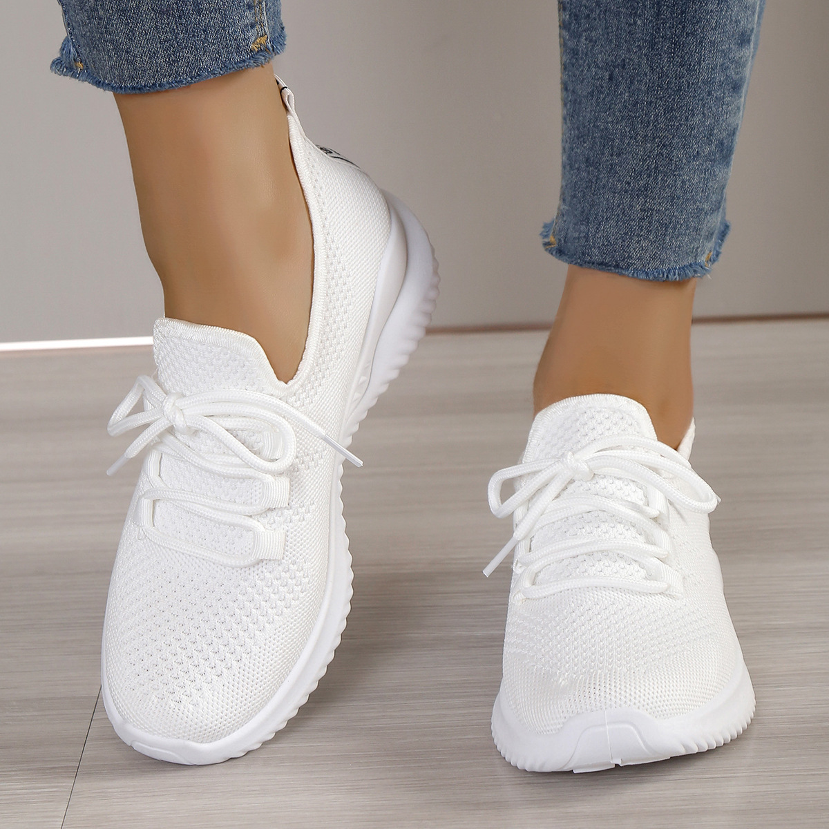 Pequeños zapatos blancos para mujeres 2025 primavera y verano nuevo casual versátil malla hueco zapatos de deporte transpirables no cansados zapatos de correr