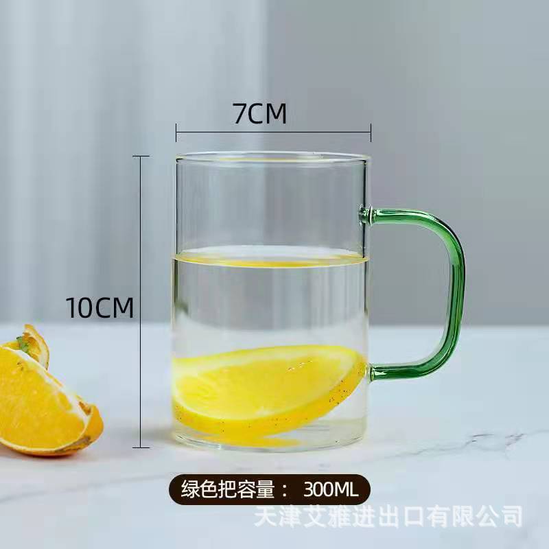 高ホウ素シリコングラスは取っ手のコップを持って水を飲みます。|undefined